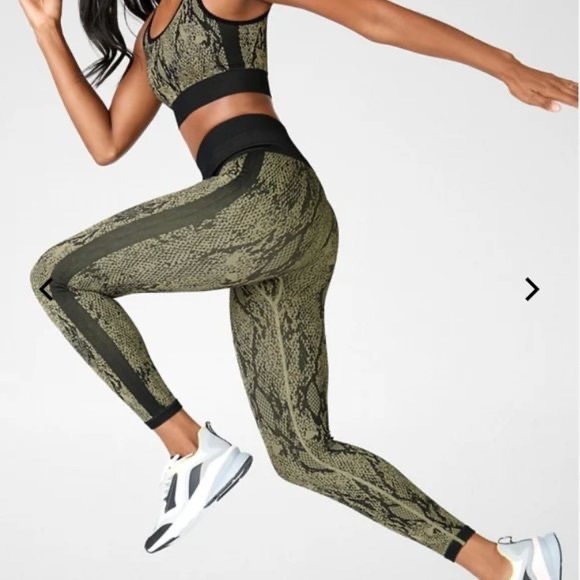 𝐅𝐈𝐍𝐀𝐋 𝐏𝐑𝐈𝐂𝐄 
NWT Fabletics Kamila Bra Top Reptilia Black Small - Picture 3 of 6